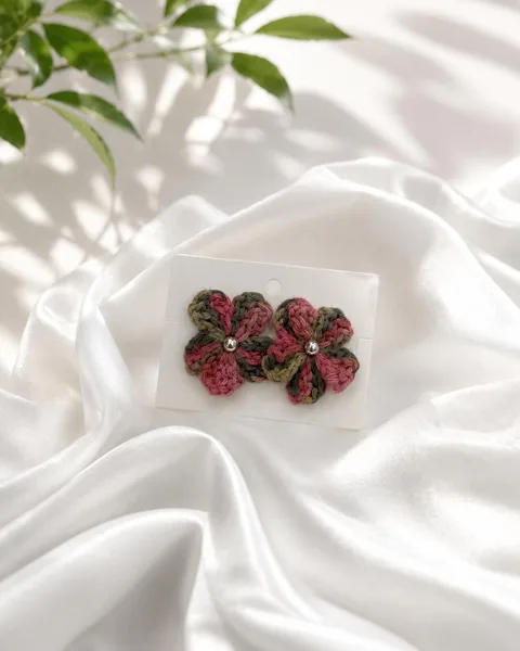 Crochet flower stud earring